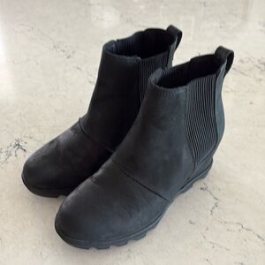 Sorel Joan of Arctic Wedge II Chelsea boot size 8.5
